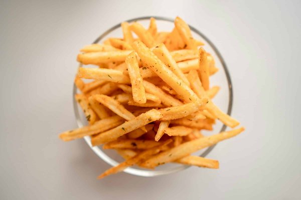 Quelle est la technique pour des frites maison croustillantes sans friteuse ?