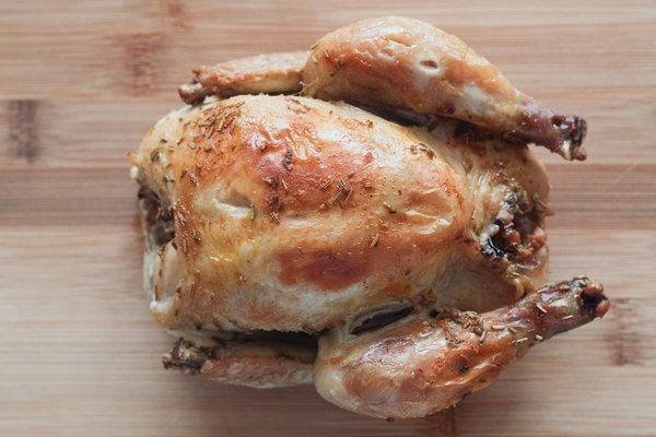 Quelle est la technique pour des blancs de poulet moelleux cuits à la vapeur sans marinade grasse?
